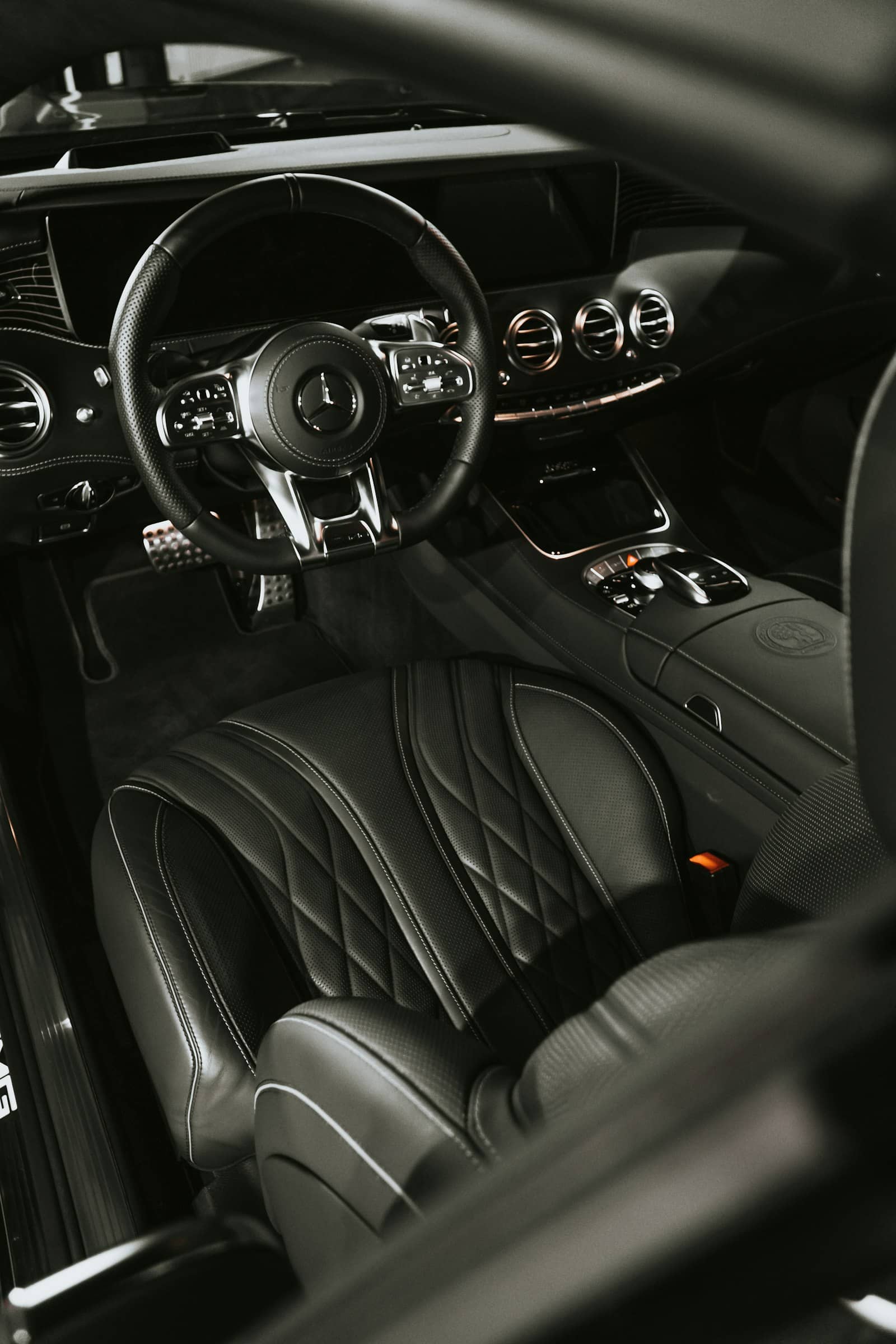Deep-cleaned black leather interior, steering wheel and quilted seats